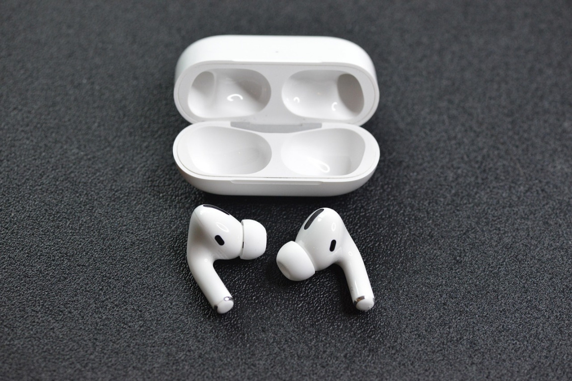 wireless earbuds charging